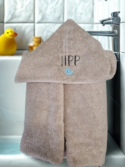 Foto met badcape voor baby tot ongeveer 4 a 5 jaar met borduursel op de muts